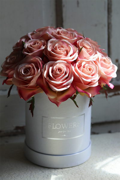 Róża, bogaty flowerbox z różami, wys.32cm 