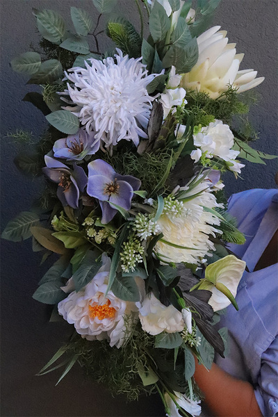 Braterstwo, kompozycja nagrobna w drewnianej skrzynce