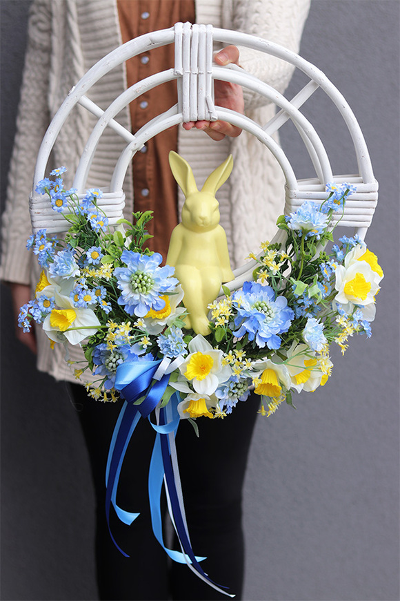 Gredia Yellow, wielkanocny wianek na drzwi z zającem