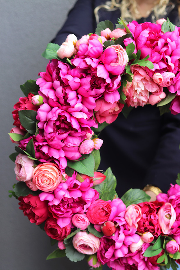 Ranalla Magenta, kwiatowy wianek na drzwi