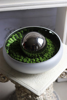 Modern Cecile Moss, nowoczesny stroik świąteczny z porcelanową kulą