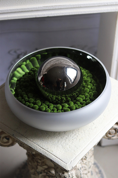 Modern Cecile Moss, nowoczesny stroik świąteczny z porcelanową kulą