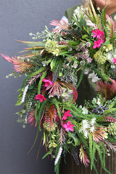 Merite, zielony wianek z kwiatami na drzwi