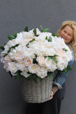 Peonies, bogaty kosz z peoniami, wys.80cm