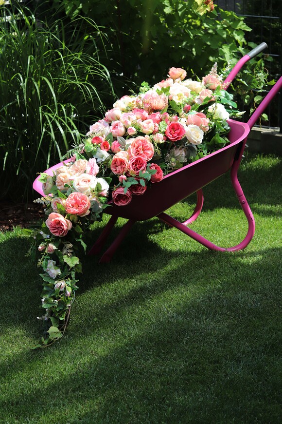 Barrow Pink, dekoracja kwiatowa na taczce 