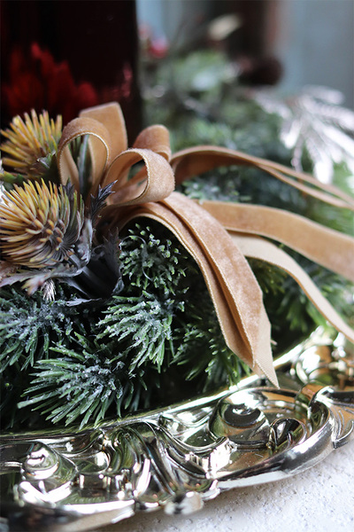 elegancki świąteczny stroik, Bordonata, na złotym talerzu, śr.35cm 