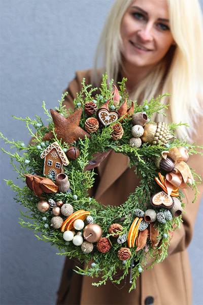 Miedziany, świąteczny stroik na talerzu