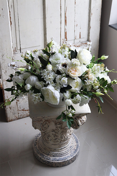 Florencja Vase, kompozycja kwiatowa w białym naczyniu, wym.41x76cm  