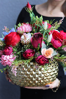 bogata kompozycja w złotym naczyniu, Goldie & Red, wym.37x53cm