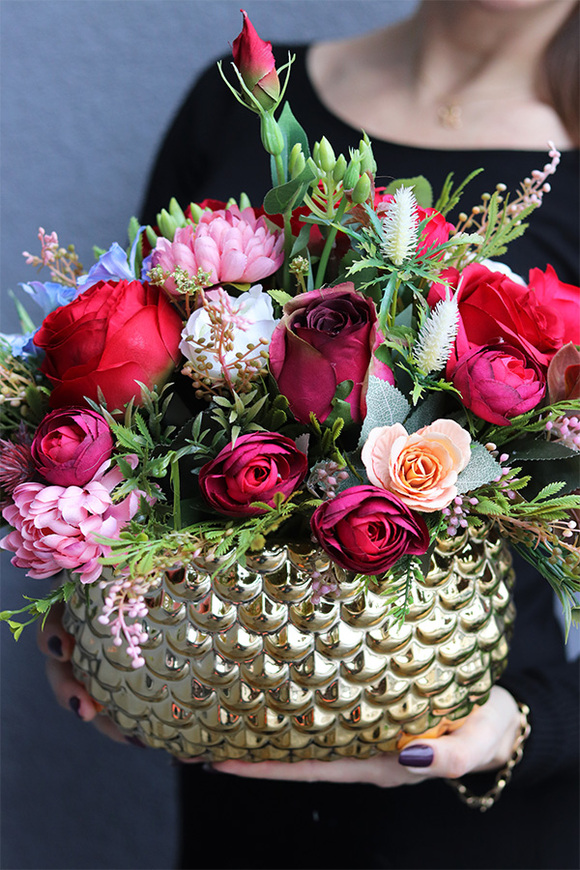 bogata kompozycja w złotym naczyniu, Goldie & Red, wym.37x53cm