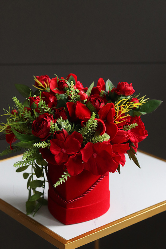 Miłosna, czerwony flowerbox na walentynki