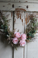 atrakcyjny wianek kwiatowy z różami, Pinko Subtelle, śr.49cm