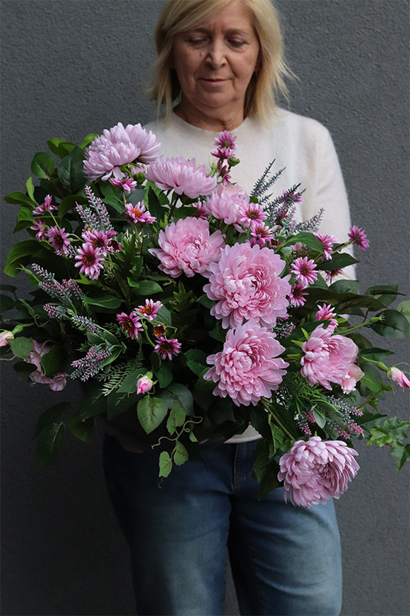 Nerute Delicata, kompozycja nagrobna w misie