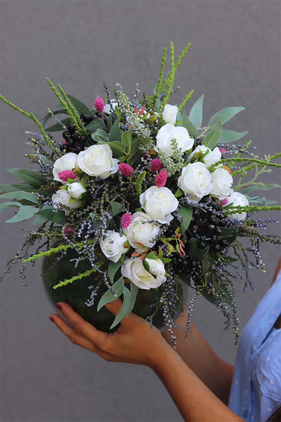 Hassati Nova, kompozycja kwiatowa w szklanym naczyniu