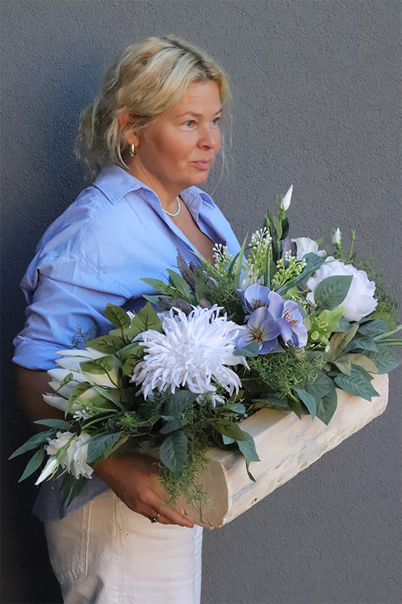 Braterstwo, kompozycja nagrobna w drewnianej skrzynce