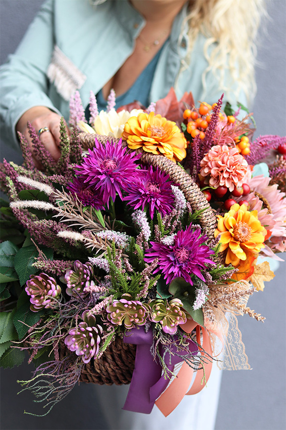 Wrzosowisko, barwny jesienny kosz z kwiatami