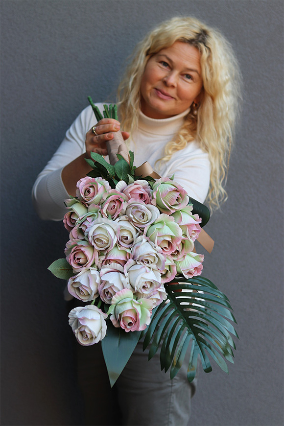 Mortario Roses, nowoczesny bukiet nagrobny do położenia