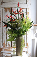 Strelicje Chobe Gold, egzotyczny bukiet w wazonie