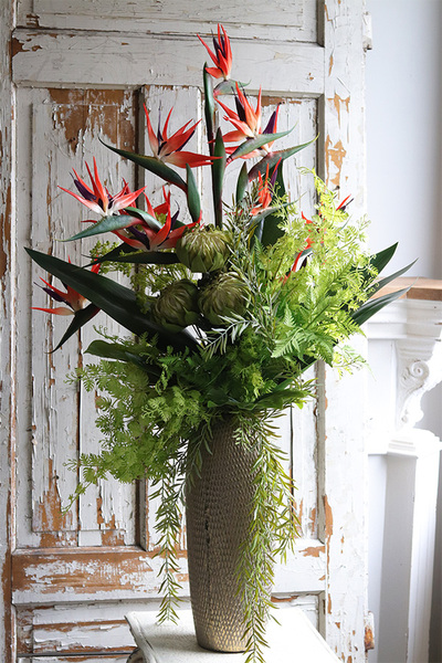 Strelicje Chobe Gold, egzotyczny bukiet w wazonie