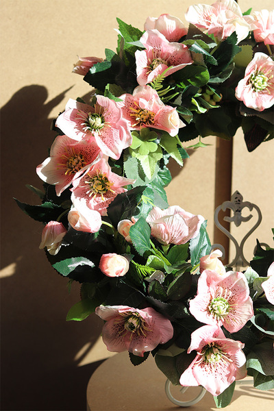 Różowe Ciemierniki, kolorowy wianek na drzwi