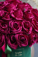 Jubileo Amarant 60 róż, różany flowerbox