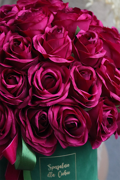 Jubileo Amarant 60 róż, różany flowerbox