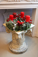 Karminis, adwentowy wianek stroik z czterema świecami