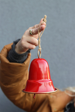 OD RĘKI Red Bells, metalowy dzwonek C, wym.11x9cm