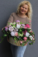 Pranella Lux, kompozycja kwiatowa w złotym naczyniu