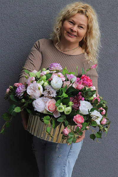 Pranella Lux, kompozycja kwiatowa w złotym naczyniu