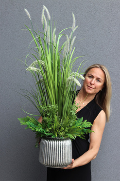 Hillton Green Tall, kompozycja z trawami w srebrnej donicy, wys.110cm