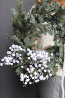 White Winter, zimowy wianek z jagodami