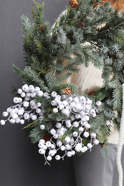 OD RĘKI White Winter, zimowy wianek z jagodami, śr.50cm