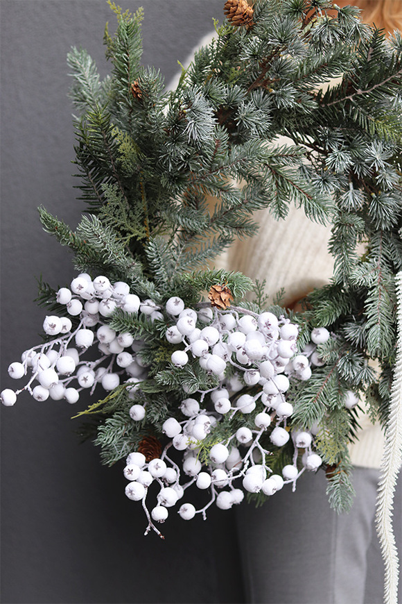 White Winter, zimowy wianek z jagodami