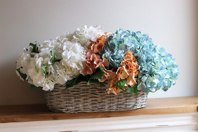 Kreonia, długi kosz z kolorowymi hortensjami