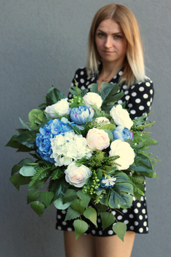 Blue Milenia, wiązanka nagrobna na florecie, wym.39x66cm 