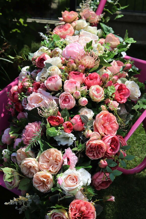 Barrow Pink, dekoracja kwiatowa na taczce 