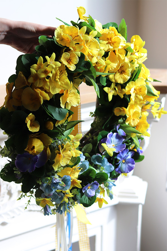 Wiosenne Bratki, wianek wielkanocny z zawieszkami