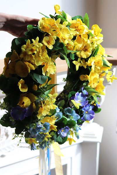 Wiosenne Bratki, wianek wielkanocny z zawieszkami