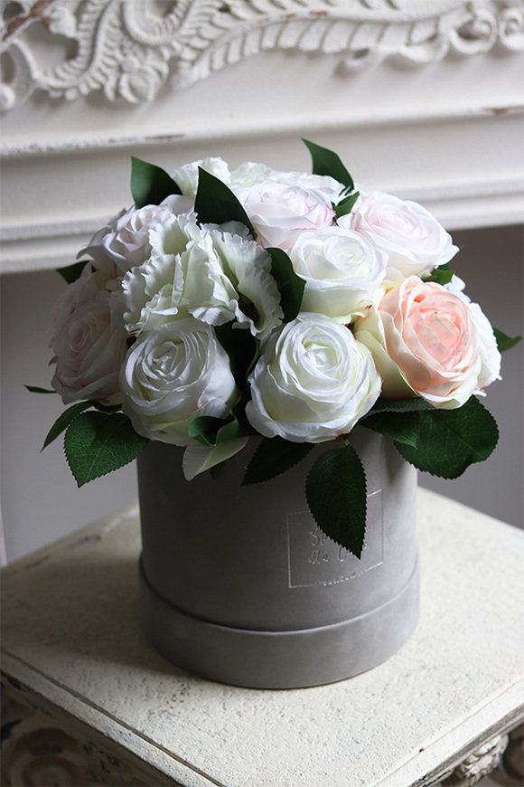 Celinasa Beure, szary welurowy flowerbox z jasnymi kwiatami