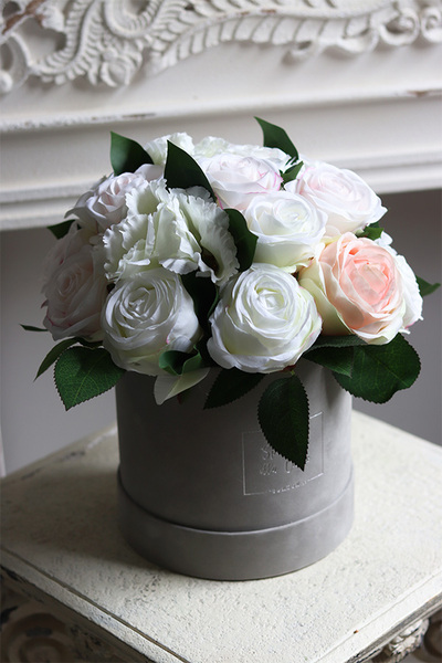 Celinasa Beure, szary welurowy flowerbox z jasnymi kwiatami