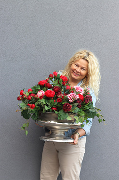 Polska Róża, kompozycja kwiatowa w pucharze, wym.56x55x38cm