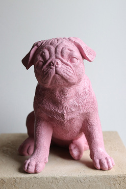 Dog in the Fog, figurka pies mops, różowy, wys.26cm 