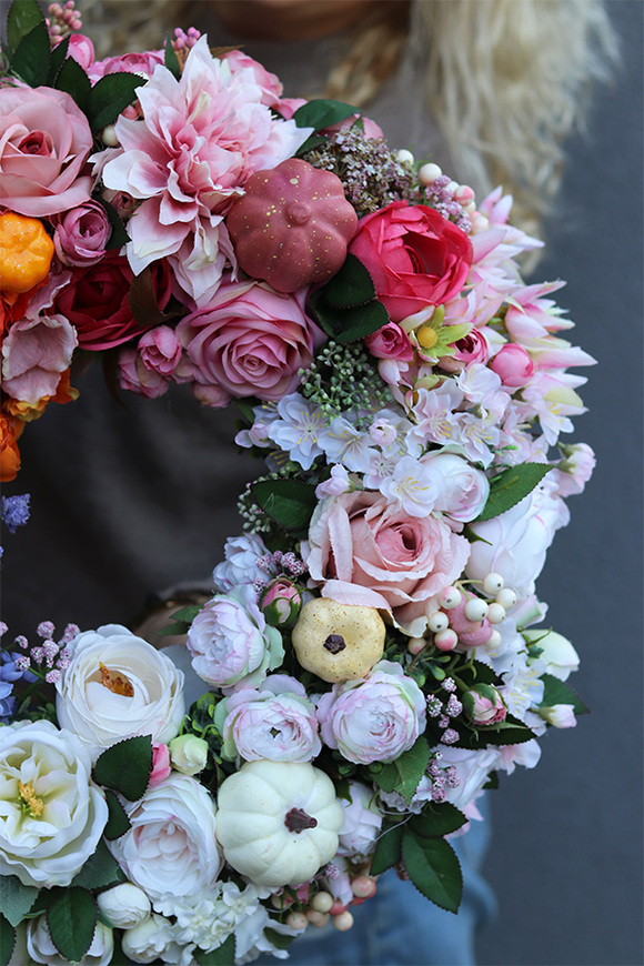 OD RĘKI Rainbow Fall, tęczowy wianek jesienny z dyniami