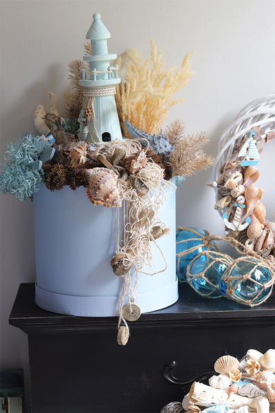 Morskie Opowieści, flowerbox marynistyczny z latarnią morską