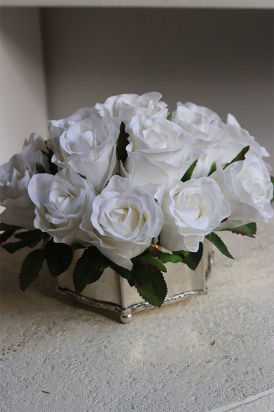Amarenita 2, białe róże w cynowanym naczyniu