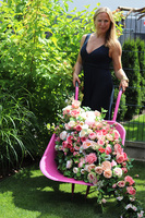 Barrow Pink, dekoracja kwiatowa na taczce 