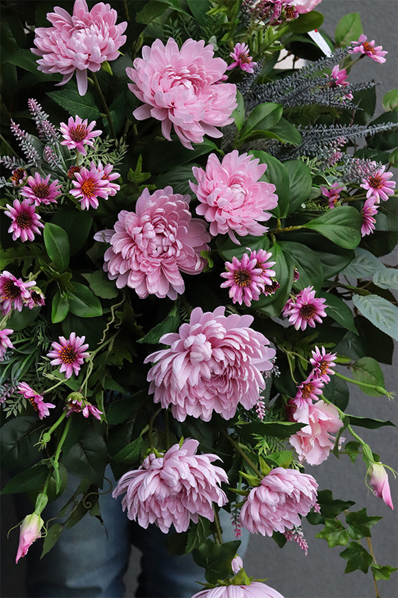 Nerute Delicata, kompozycja nagrobna w misie