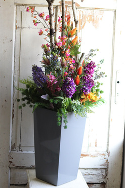 Hiacyntowo, wiosenna kompozycja w wysokiej donicy, wys.130cm 
