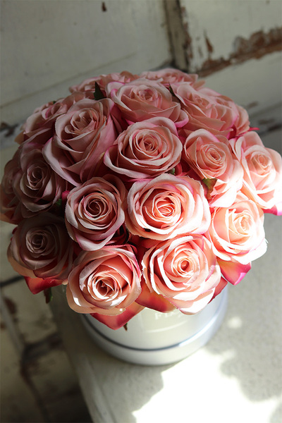 Róża, bogaty flowerbox z różami, wys.32cm 